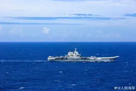 台媒紧盯“山东舰航母编队8日晚间进入台湾海峡”，提到一个“首次”图片