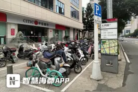 共享单车占位、停车区域少！福州多个地铁口电动车停放难图片