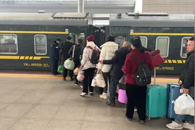 长三角2025春运首趟临客列车从宁波出发图片