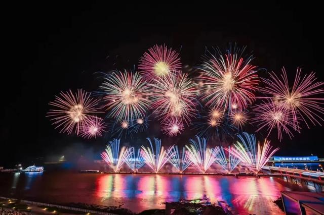 江海奔腾，活力宝山，你若能来，皆大欢喜！今年国庆，玩转宝山滨江~
