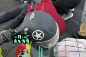 济南街头暖心一幕，男子倒地昏迷好心人跪地施救。网友：好人一生平安。图片