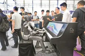 机器人“顶流”组团秀肌肉 全产业链接会在深举行，“天工”秀跑姿“四小龙”整花活图片