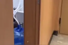 阿勒泰一滑雪场被曝“从洗手间接桶装水”！当地称并非饮用水图片