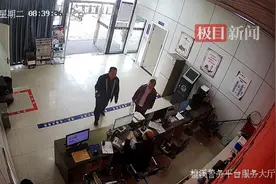 女子骑车时不慎掉落手机，热心老人捡到立即交给警察图片