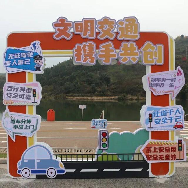 打卡！曲靖首个交通安全主题公园，遛娃学知识，闯关超有趣！