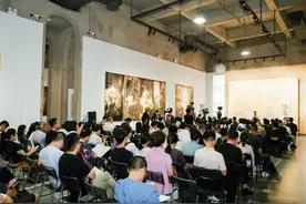 他把版画的“木板”发展为独立艺术，呈现出充满精神性的“板象”图片