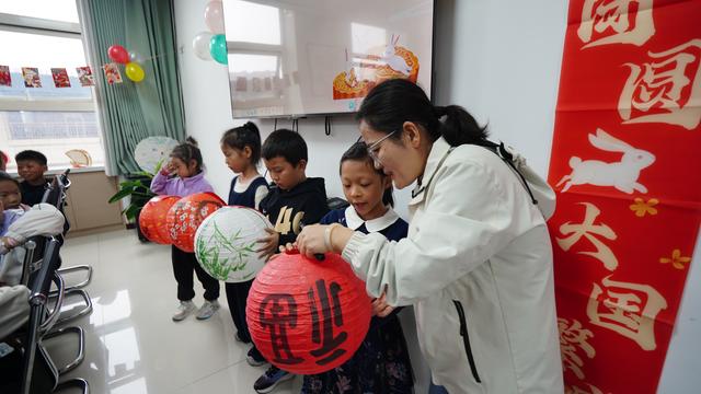 做月饼、猜灯谜，话团圆，和孩子们一起体验节日乐趣