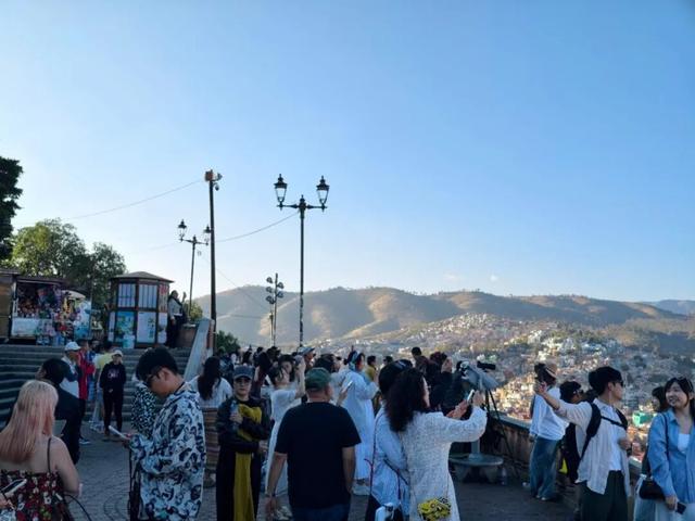 墨西哥坟头，挤满蹦迪的中国人