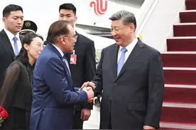习近平抵达吉隆坡对马来西亚进行国事访问图片