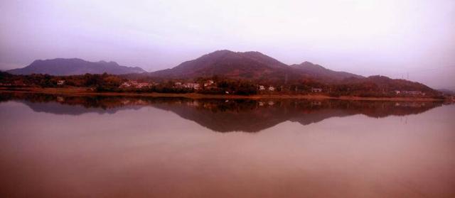 英山两河口红叶如画