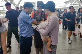 女子怀抱婴儿在车站内与家人走散，乘务员一路暖心相伴助其找到家人图片