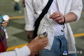 高铁站出口过烟瘾被投诉，深圳北站控烟执法，2名男子被罚图片