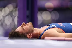 法国撑杆跳选手因“个人原因”卡杆出局 一夜爆红粉丝暴增近9万人图片