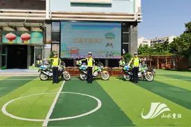 贾汪区泉城路幼儿园开展“小手拉大手 安全伴我行”交通安全模拟演练图片