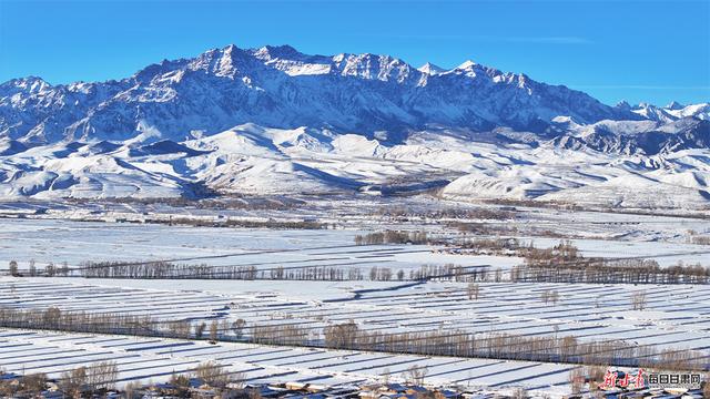 雪染巍峨祁连山 静谧纯净似丹青