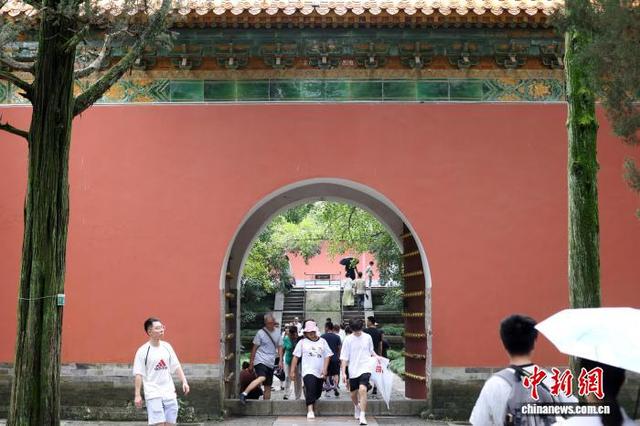 民众走进南京明孝陵探秘世界文化遗产