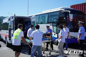 演练！危化品运输车“撞上”客运车 多部门快速联手救援图片