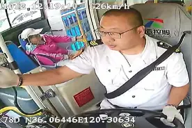 “让”出文明！青岛巴士司机的礼让举动暖人心图片