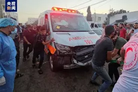 以军空袭加沙救护车队，致数十人死伤！不少民众饮用未经处理的咸海水图片