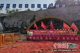 G5京昆高速公路汉中至广元段白石坡隧道顺利施工图片
