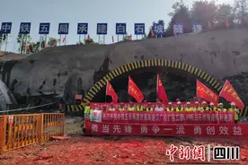 G5京昆高速公路汉中至广元段白石坡隧道顺利施工图片