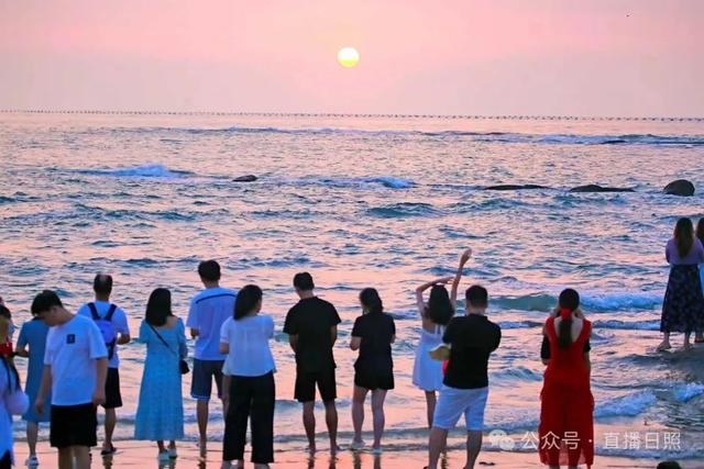 人挤人！一回头就脸贴脸！清晨5点，日照这里“长”满了人！