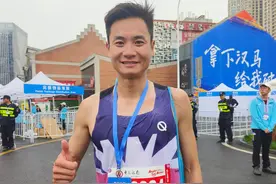 体育老师获汉马半马男子组季军：10年参加100多场比赛，学生也在给我加油图片