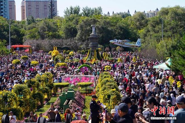 黑龙江哈尔滨：7万盆菊花打造秋日盛宴