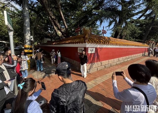 黄金周后热度不减，大学路红墙引客来