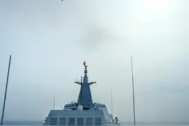 台岛以东，“万吨大驱”作为航母编队哨舰，实战演练！图片