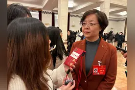 全国人大代表，包钢（集团）公司党委书记、董事长孟繁英：钢铁企业要提高科技创新能力图片