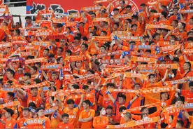 中超|齐鲁德比现场，球迷们打出横幅欢迎李霄鹏、蒿俊闵重回奥体图片