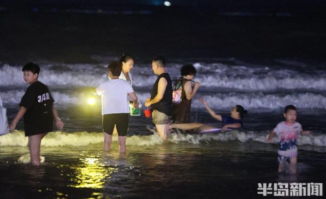青岛故事·影像丨夜色沙滩 欢乐无限