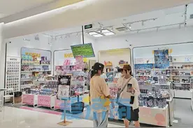 青少年热衷小马宝莉、奥特曼、蛋仔派对等卡牌： 集卡到底该不该喊“卡”？图片