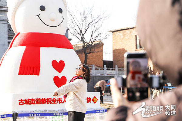 雪映古楼添雅趣 巨型雪人在大同古城惊艳亮相