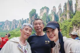 李冰冰带父母“说走就走”打卡张家界！孝顺之举获赞，网友支招家庭版攻略图片