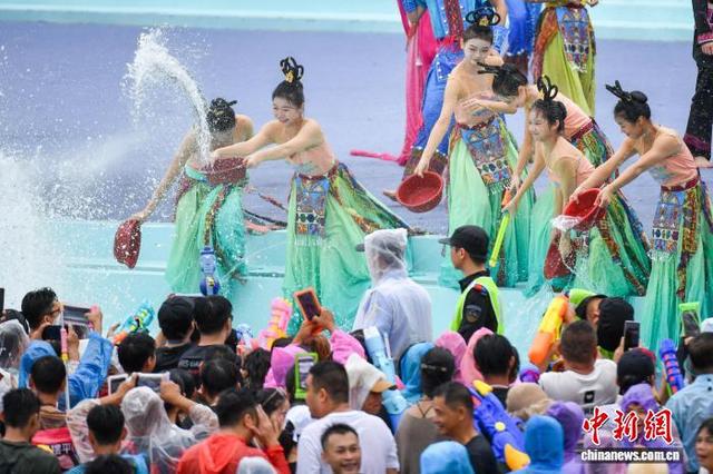 海南保亭：数万民众嬉水狂欢庆“七夕”