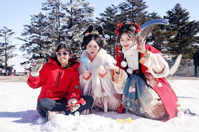 “热雪”沸腾的安逸生活 蜀山暖雪“点燃”四川冬季市场