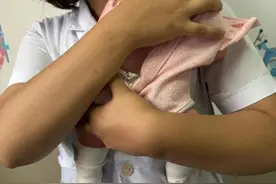 宝宝爱打挺，您抱对了吗？图片