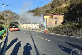 湖北十堰80公里山区公交开进山村，三年未归乡游子：乡村振兴太棒了！图片