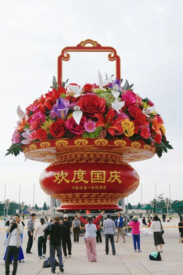 今天凌晨，完美合龙，视频！天安门广场大花篮亮相，长安街国庆花坛都布置好了！