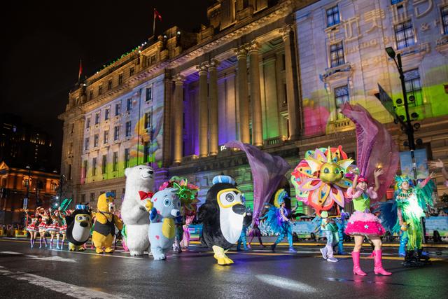 上海旅游节大巡游惊艳外滩，雨中演绎别样风情