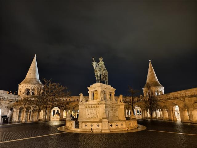 多瑙河畔，在布达静听城市的岁月回声