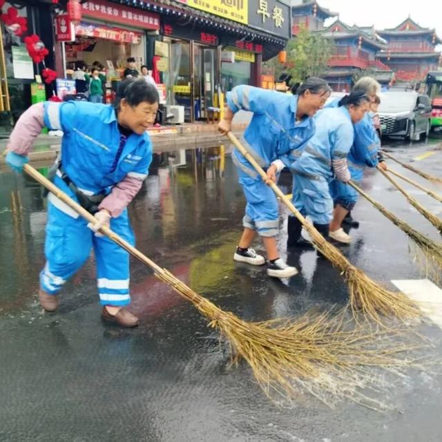 宠客在龙亭丨“双节”雨幕下的环卫诗篇