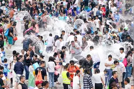 水明明没有颜色，为啥能让湿衣服的颜色变深？答案你绝对想不到图片