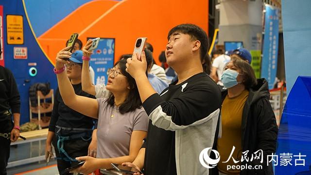 2025年内蒙古“草原之巅·岩跃青城”大众攀岩挑战赛在呼和浩特举行