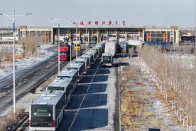 今天起，内蒙古二连浩特公路口岸实施24小时货运通关图片