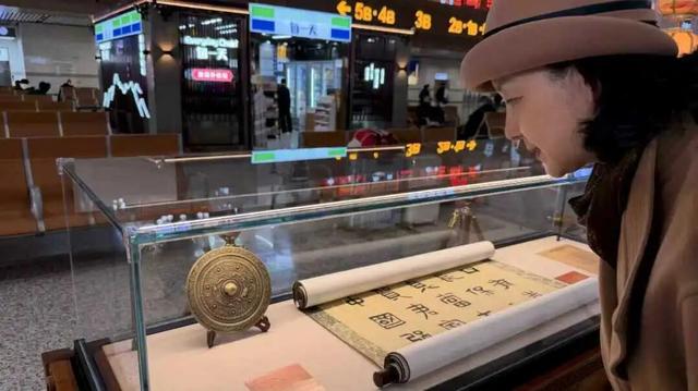 候车厅变身博物馆！网友：以为穿越到了唐朝！