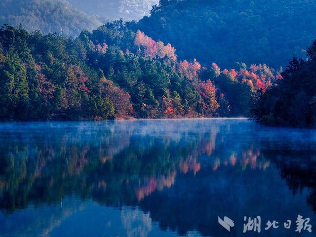 蕲春：碧水丹枫九潭湖
