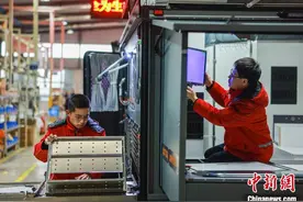 线上直播带货线下海外租仓 山东荣成房车出口旺图片